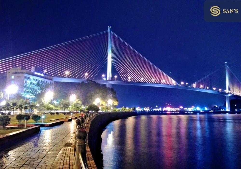 Bai Chay Bridge seen at night