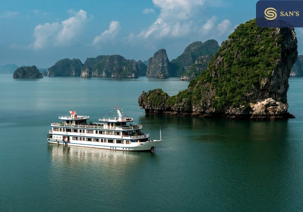 Experience a cruise on Bai Tu Long Bay