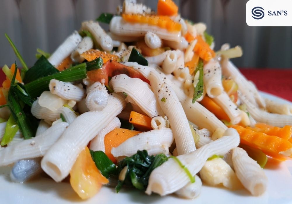 Fresh sea worms stir-fried with vegetables