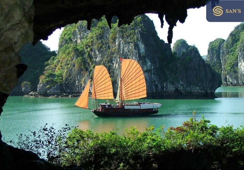 HaLong Bay was recognized by UNESCO as World Natural Heritage