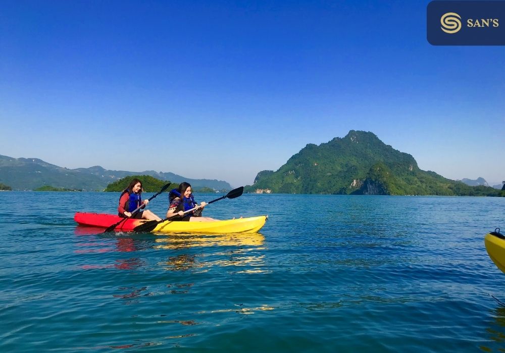 Image of tourists rowing kayaks (Photo: Collected)