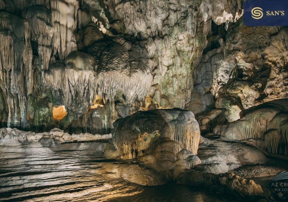 Inside Thien Cung cave