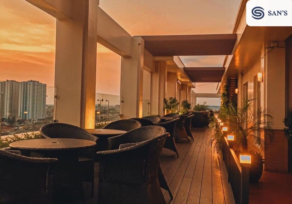 Rooftop Cafe & Bar is the perfect place for those who enjoy gazing at the city's beauty from above