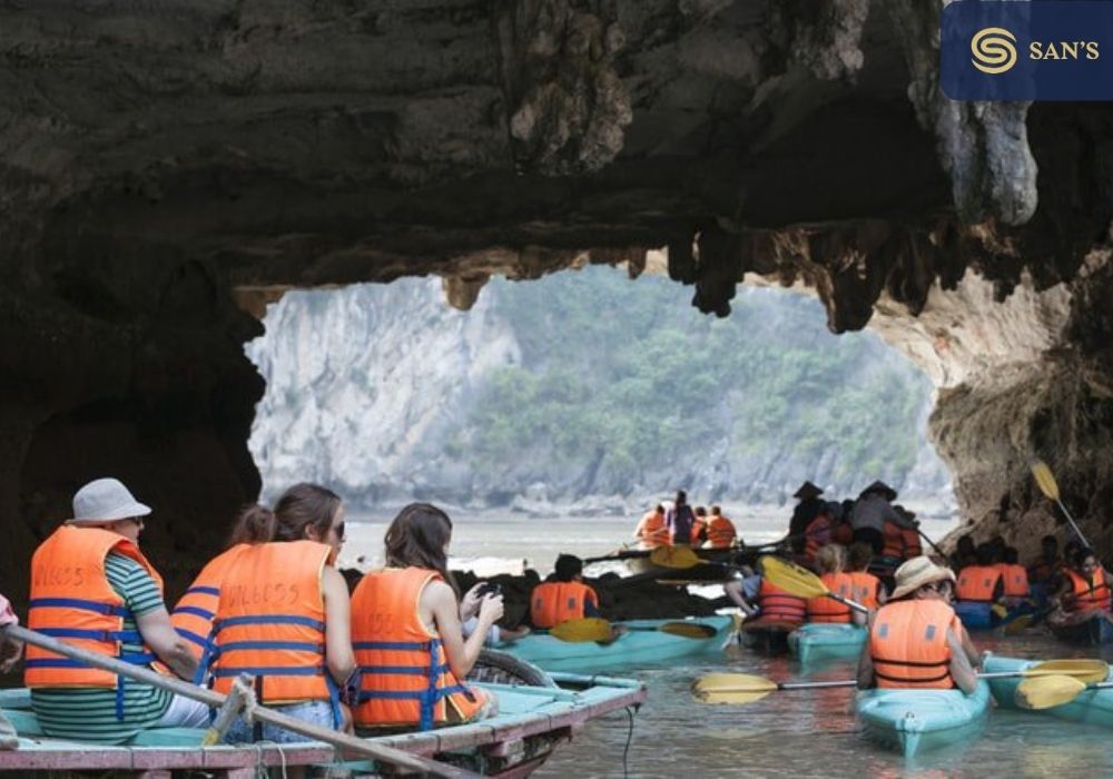Tourist kayaking through a cave in Halong bay (Photo: Shutterstock)
