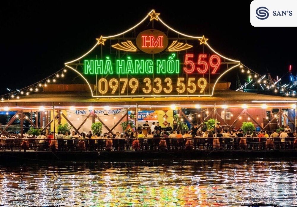 Hung Manh floating restaurant