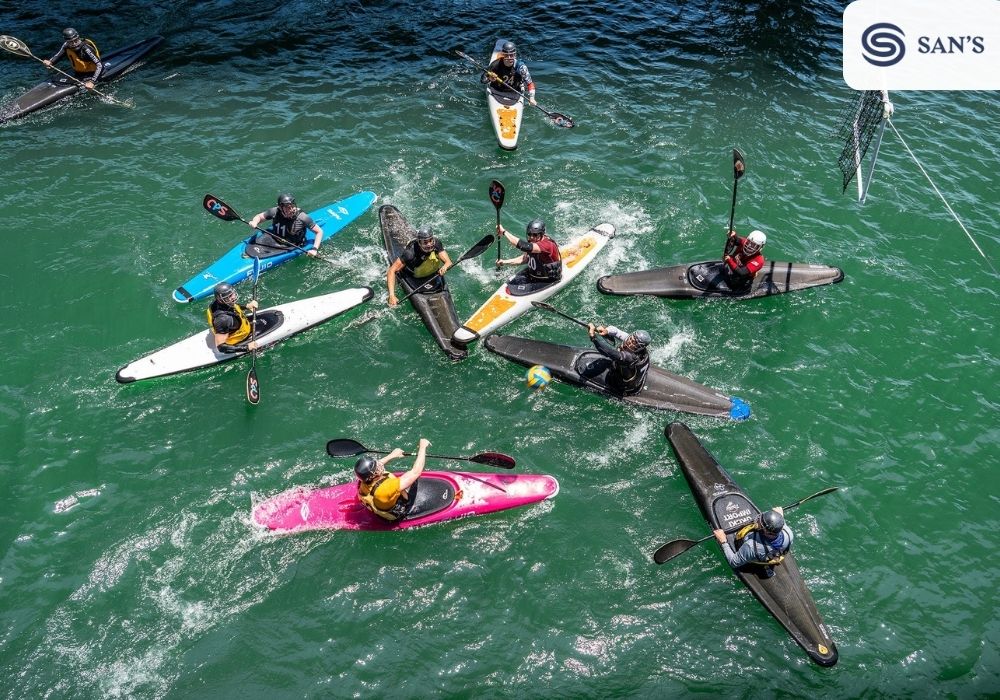 Image of tourists kayaking at Lan Ha Bay