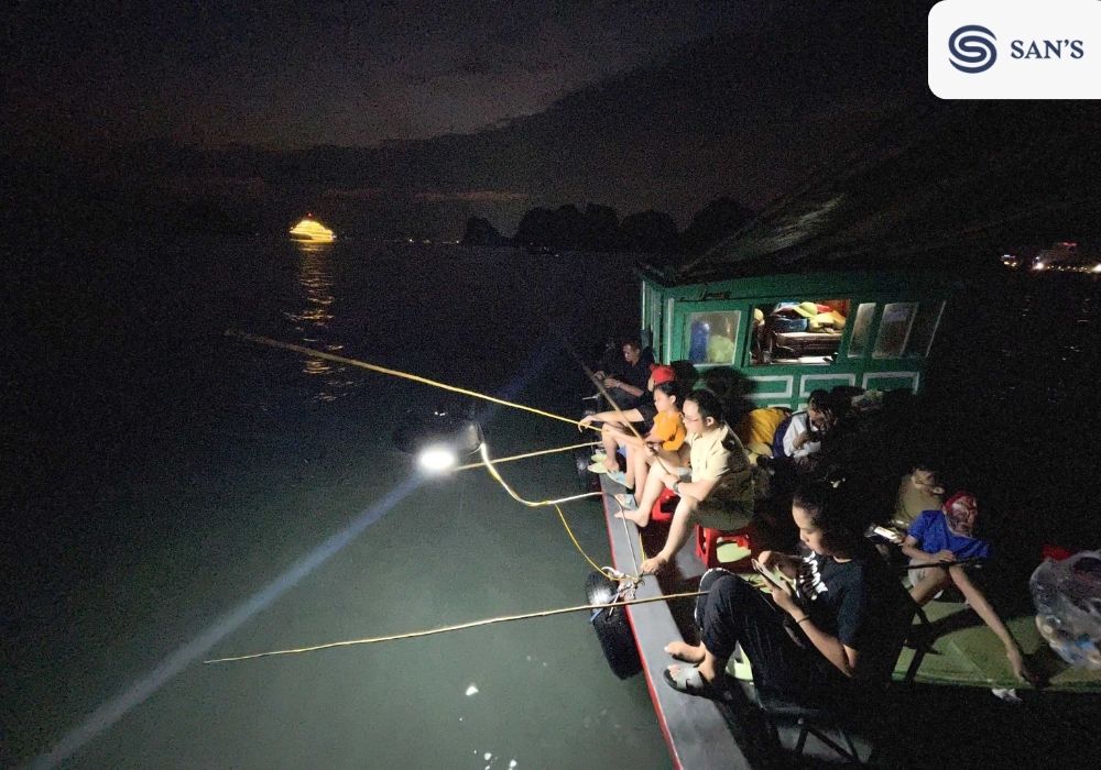 Tourists experience squid fishing