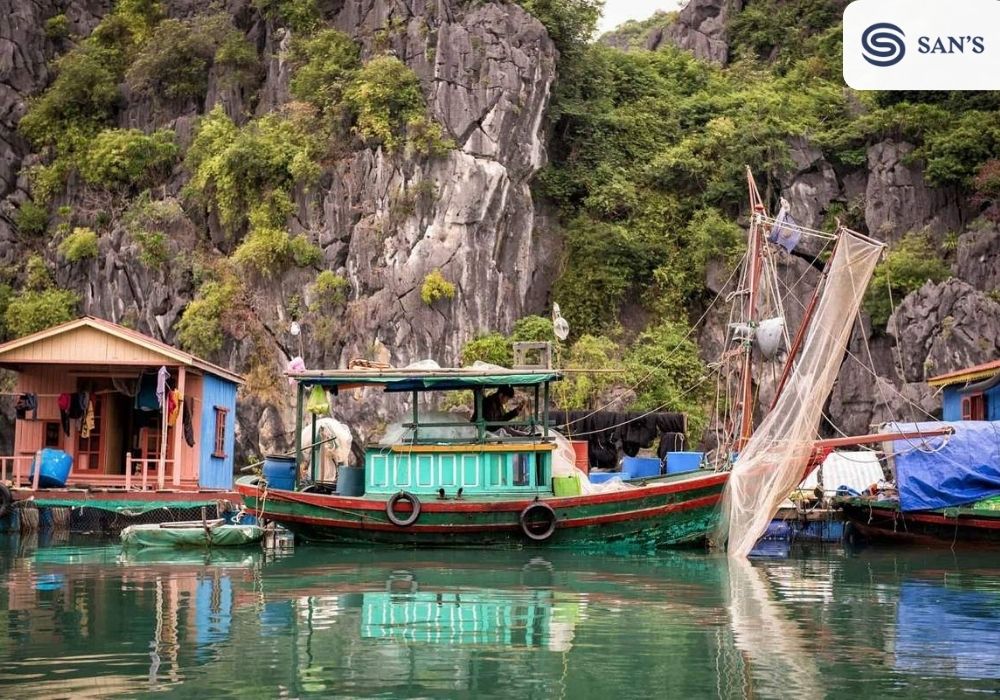 Vung Vieng Floating Village is situated in the heart of Bai Tu Long Bay, a smaller bay adjacent to Halong Bay