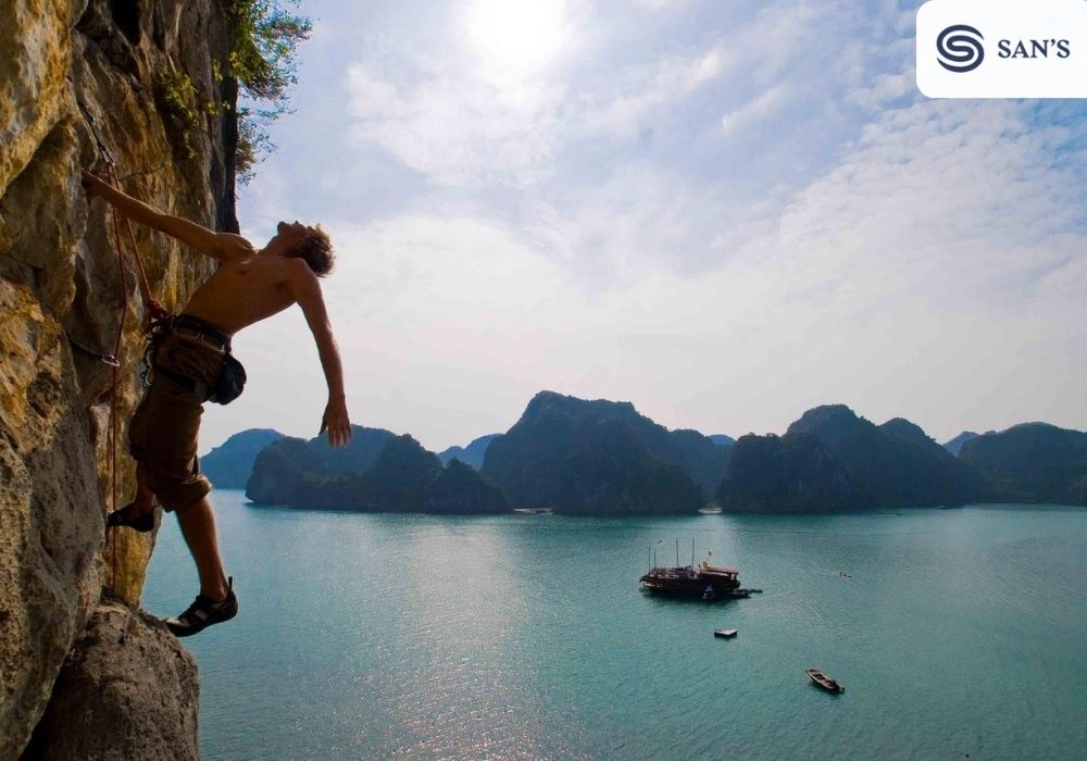 Anchoring the mountain when coming to Ha Long Bay is an activity you should try
