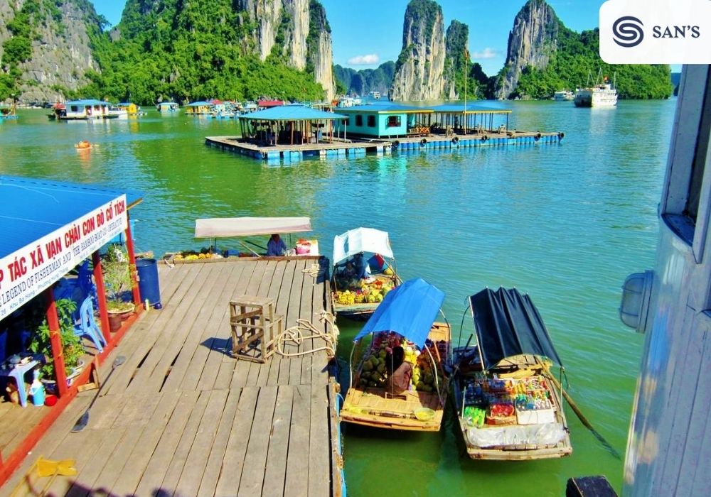 Ba Hang Fishing Village is conveniently located near Thien Cung Cave, bordering the Dau Go Cave in Hung Thang ward, Ha Long city