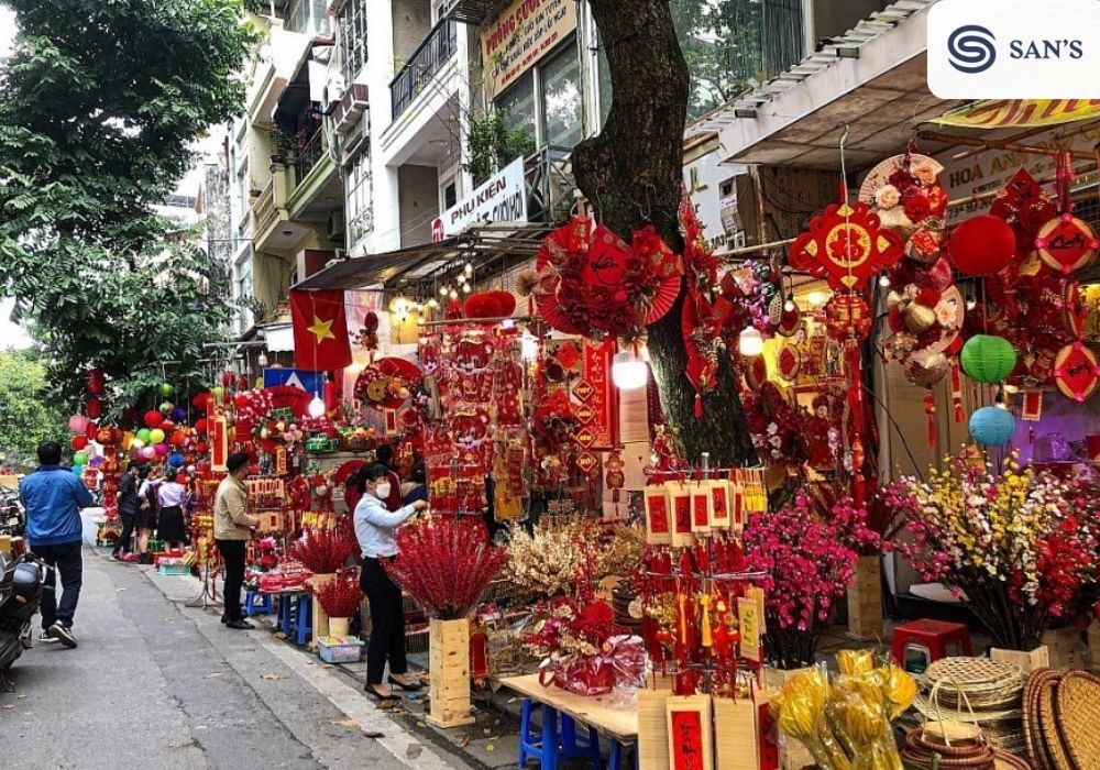 Immerse yourself in the atmosphere of Vietnamese Tet with traditional decorative styles in Hanoi