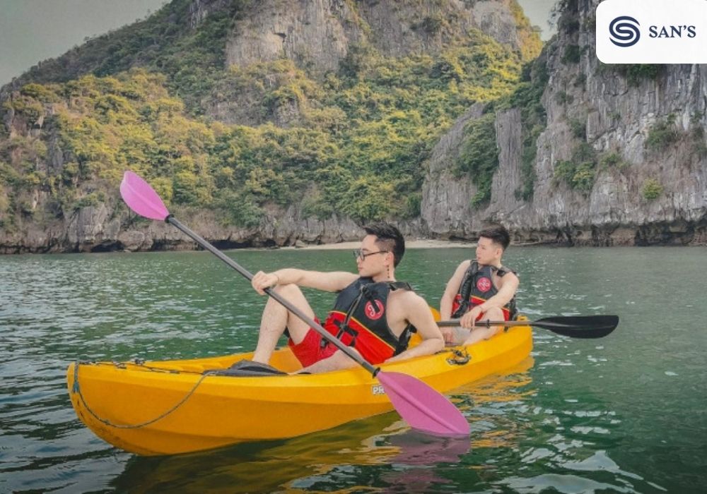 Kayaking around Ba Peach Island