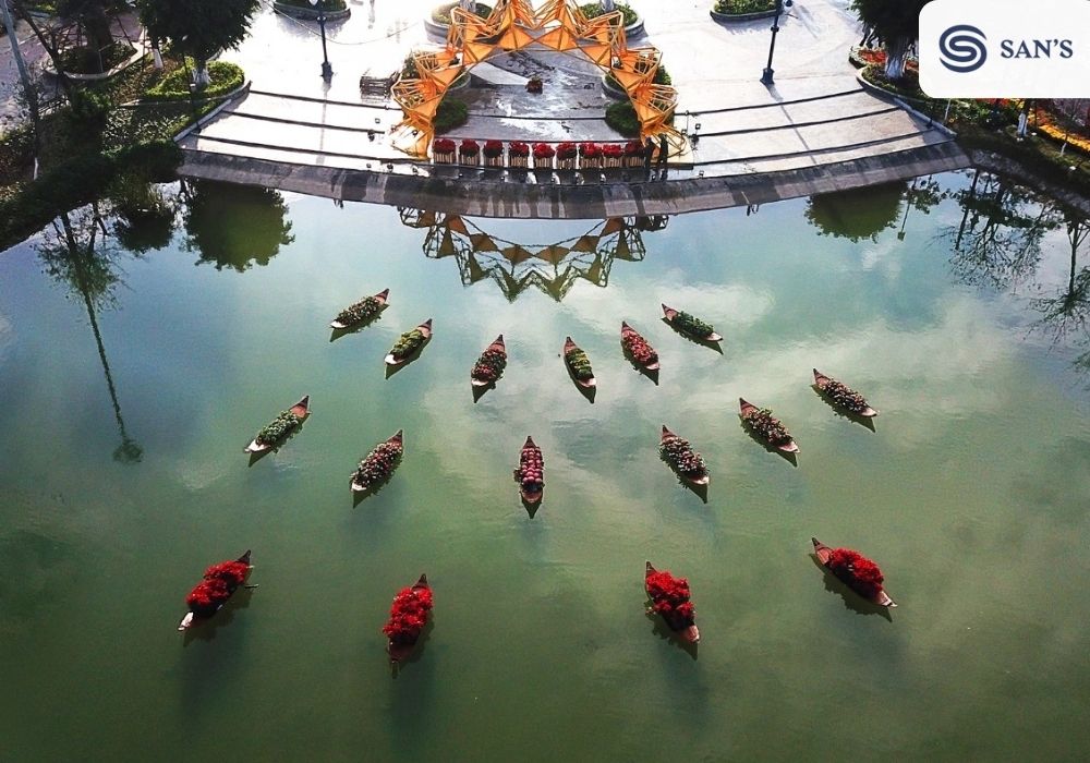 Traveling to Halong Bay in January, visitors will experience the Lunar New Year