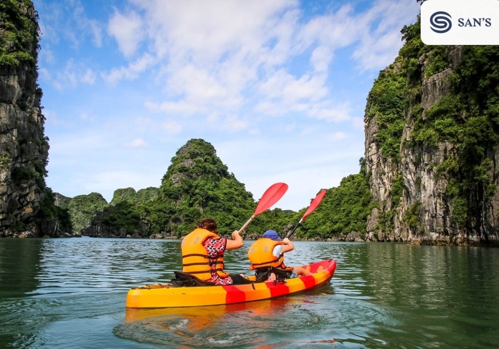 Experience kayaking on Halong Bay