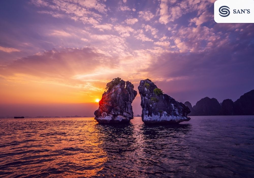The ideal season for an overnight cruise on Ha Long Bay is from October to April