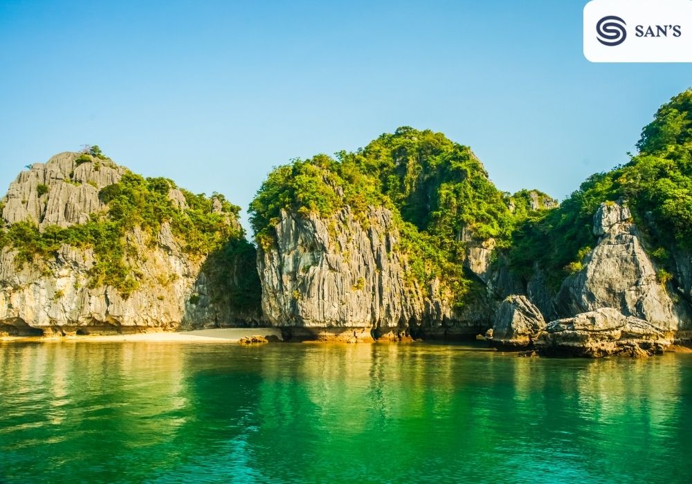 The best time to travel to Ha Long Bay is from March to May and from September to November