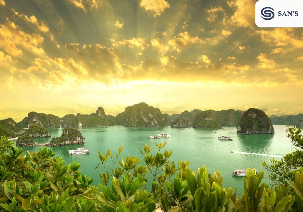 The best time to visit Ha Long Bay is from March to May and September to November