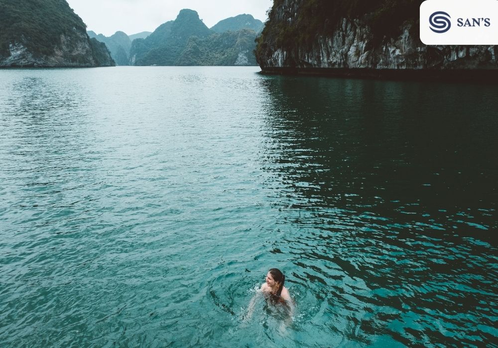The water quality of Ha Long Bay remains at a clean level, suitable for scuba diving
